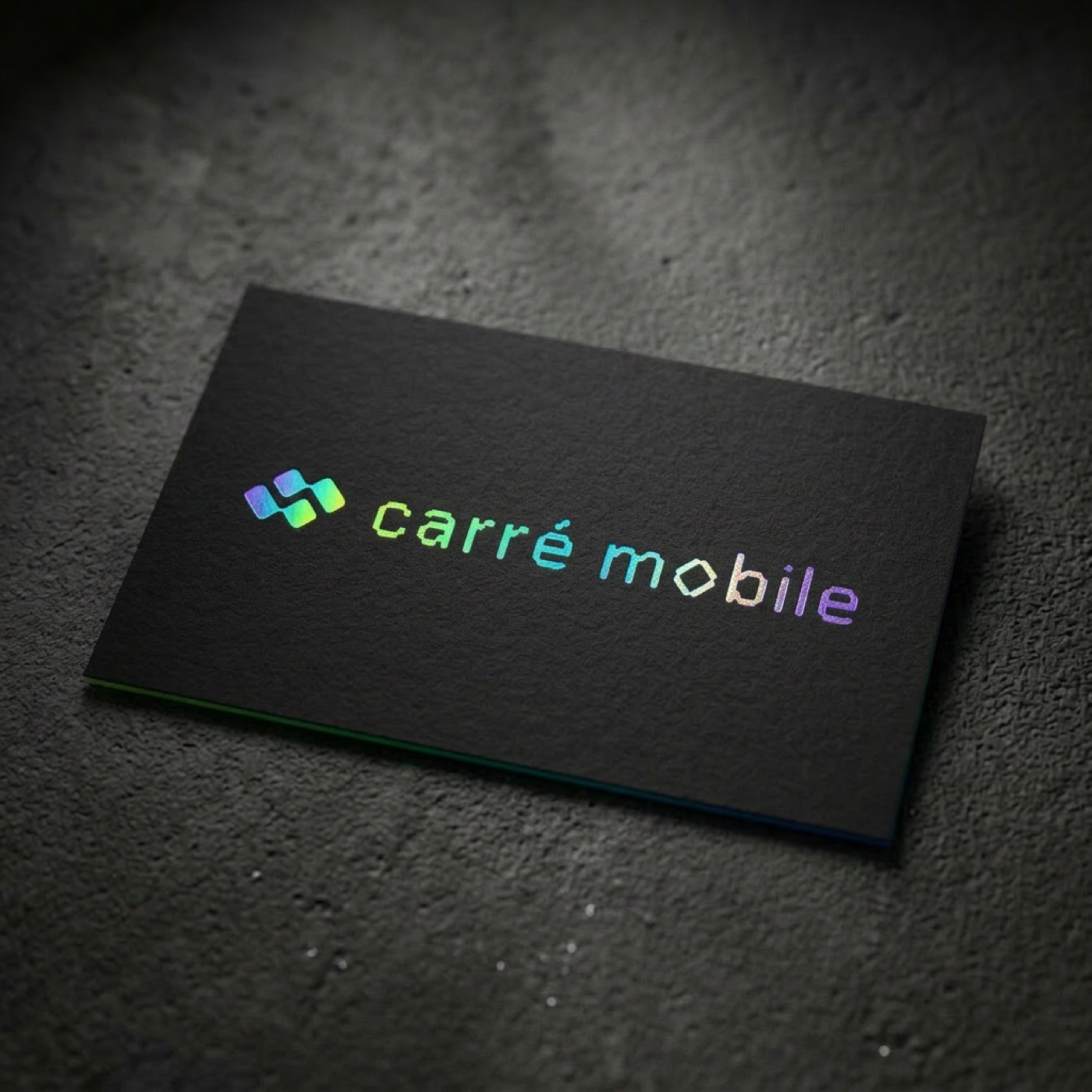 Carte de visite Carré Mobile, logo holographique sur papier noir texturé