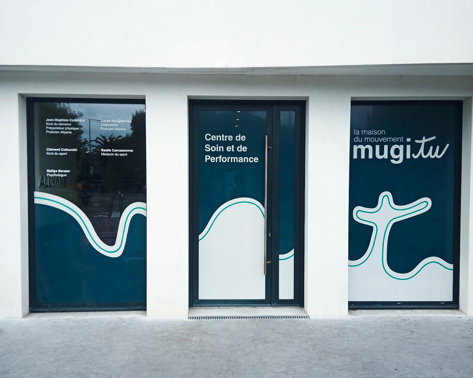 Devanture du centre Mugitu à Biarritz — signalétique et identité visuelle par studio yh
