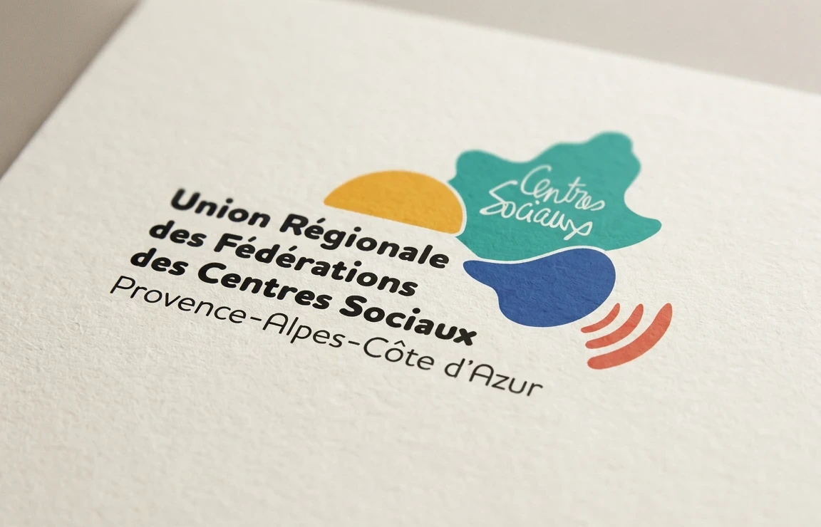 Logo de l'Union Régionale des Fédérations des Centres Sociaux Provence-Alpes-Côte d'Azur imprimé sur papier — identité visuelle studio yh, graphiste Marseille