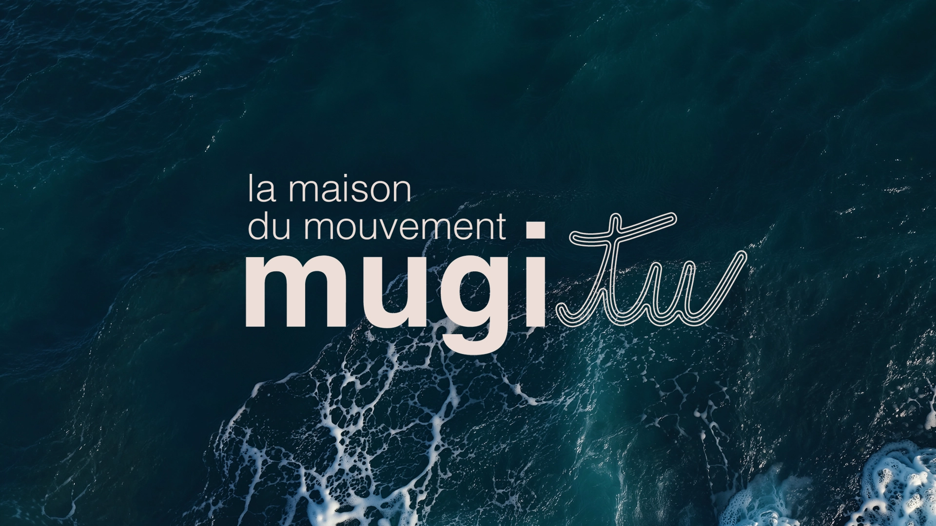 Logo Mugitu sur une photographie de vague, en écho au sens basque « mouvement » — studio yh